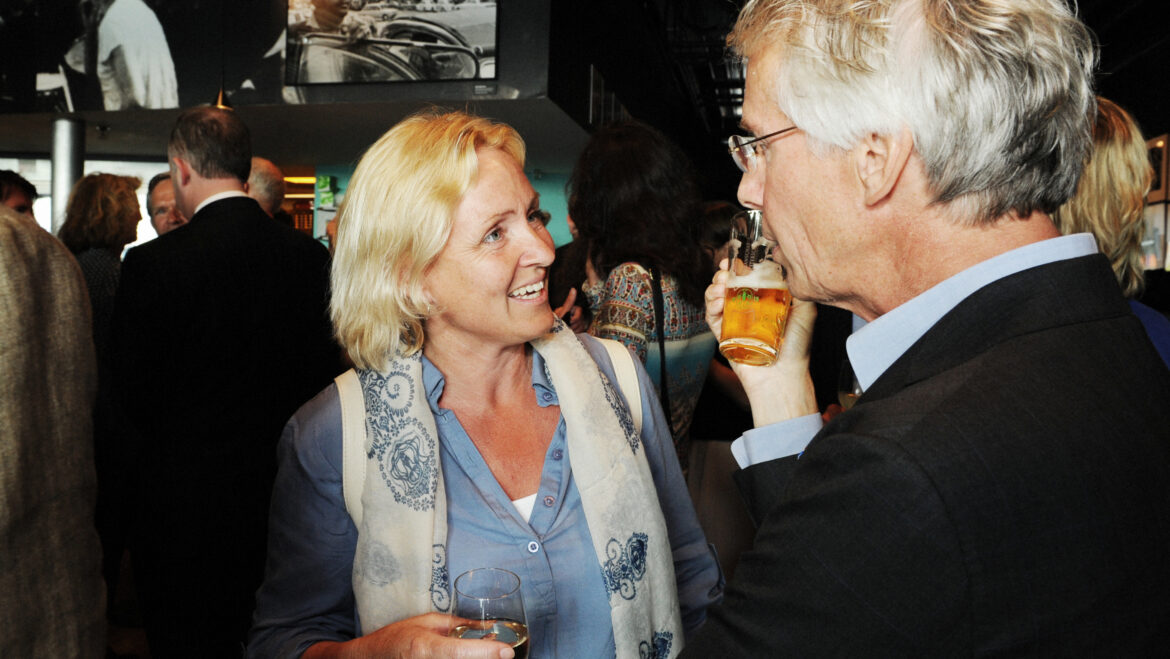 Cas Smithuijsen receives royal award on his retirement from the Boekman Foundation