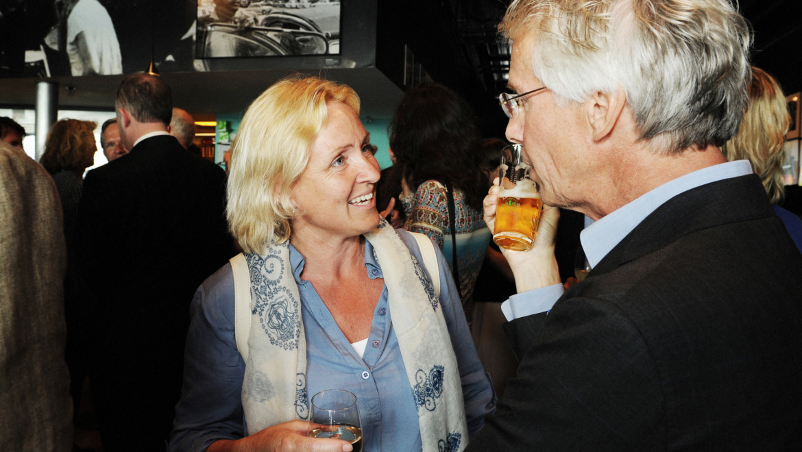 Cas Smithuijsen receives royal award on his retirement from the Boekman Foundation