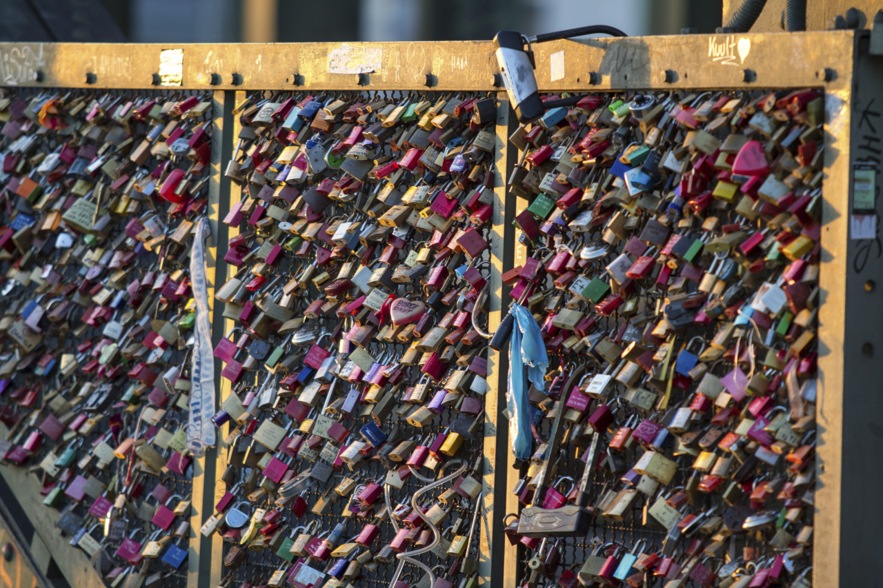 Paris Officials Seek Artistic Solution to Tourists’ Love Locks Obsession