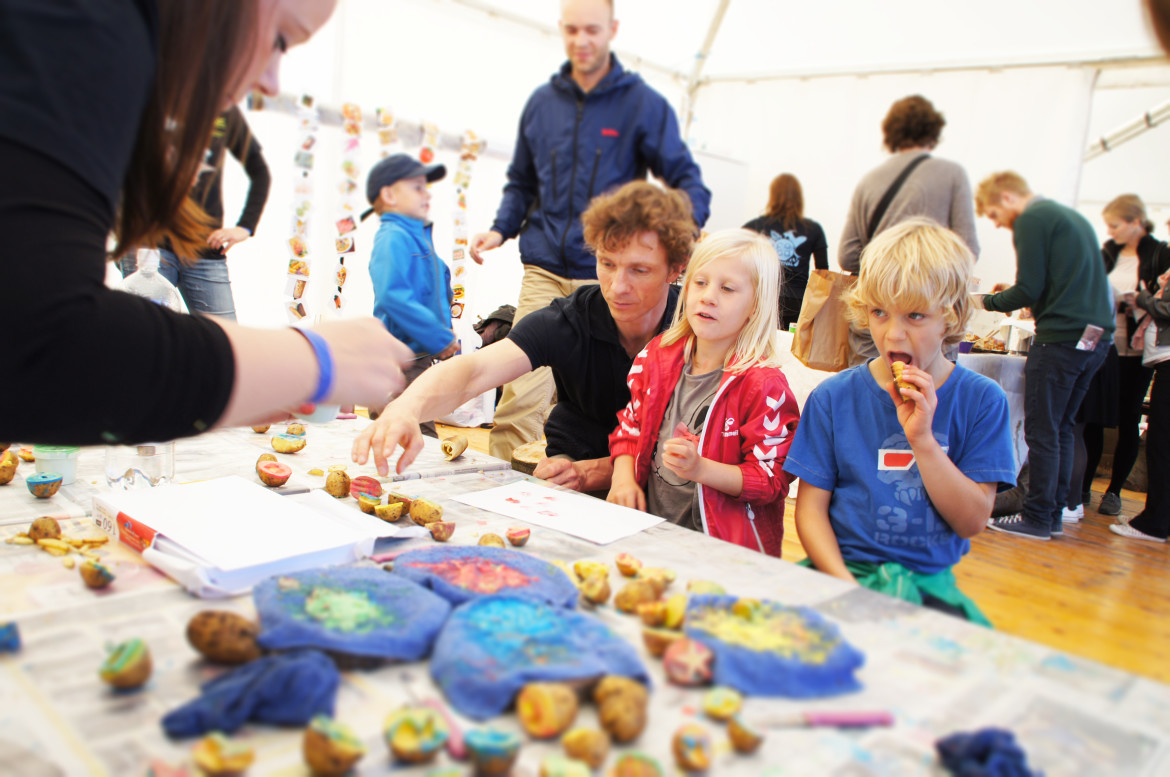 Aarhus-Central-Denmark-Region_Food-Festival_chrildren-make-art-with-food.jpg